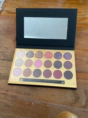 Neutral & Pink Eyeshadow Palette - Versatile Matte and Shimmer Shades